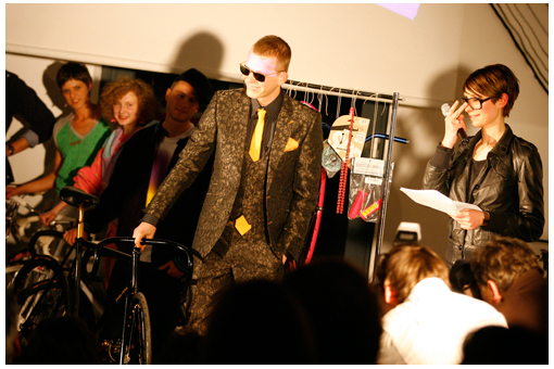 kunstverein_cycle_chic_nicolette_scharpenberg_laas_unltd Laas Unltd präsentiert den Klassik Look in einem Anzug von Herr von Eden